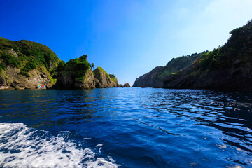 Obraz premium ヒリゾ浜渡船の漁船に乗って、海に出るスキンダイバー、シュノーケラーたち。日本国静岡県伊豆半島賀茂郡南伊豆町中木から渡し船で渡るヒリゾ浜にて。 2022年10月撮影。 