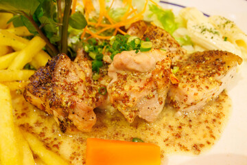 地鶏のマスタードソースソテー。

弓ヶ浜温泉のカフェレストランでディナー。
日本国静岡県賀茂郡南伊豆町 - 2022年10月1日。

