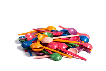Viele bunte Eislöffel aus Plastik
