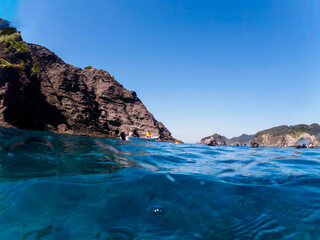 ヒリゾ浜渡船の漁船の美しい半水面撮影。

日本国静岡県伊豆半島賀茂郡南伊豆町中木から渡し船で渡るヒリゾ浜にて。
2022年10月撮影。
