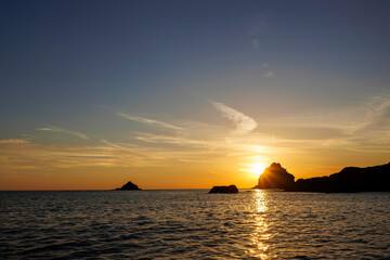 漁船に乗って、中木沖の太平洋へサンセットクルージングに出航。
トガイ浜沖のアミダ（岩礁）と白根（小島）に沈む日没。

日本国静岡県伊豆半島賀茂郡南伊豆町中木から渡し船で渡るヒリゾ浜にて。
2022年10月撮影。
