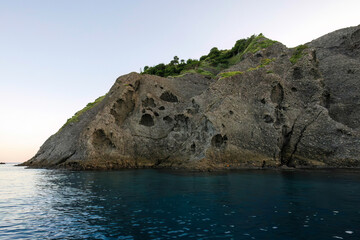 漁船に乗って、中木沖の太平洋へサンセットクルージングに出航。
普段は見ることができない、夕暮れの大根島の壁面。
風化でできた不思議な形状の洞窟がたくさんある。

日本国静岡県伊豆半島賀茂郡南伊豆町中木から渡し船で渡るヒリゾ浜にて。
2022年10月撮影。

