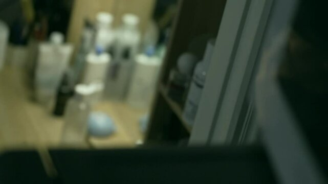 화장품이 많은 화장대에 앉아 거울을 보는 여자