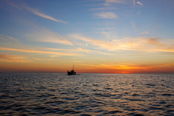 漁船に乗って、中木沖の太平洋へサンセットクルージングに出航。
一緒に出航した漁船が並走している。

日本国静岡県伊豆半島賀茂郡南伊豆町中木から渡し船で渡るヒリゾ浜にて。
2022年10月撮影。

