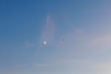 漁船に乗って、中木沖の太平洋へサンセットクルージングに出航。
撮影中のドローンが追走してきている。

日本国静岡県伊豆半島賀茂郡南伊豆町中木から渡し船で渡るヒリゾ浜にて。
2022年10月撮影。
