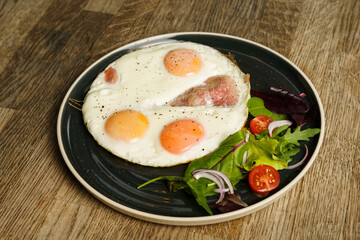 Ham and eggs with vegetables