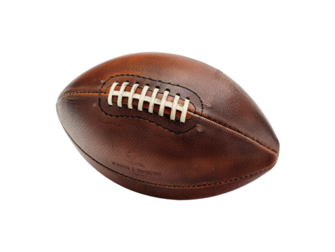 Balón marron de rugby sobre fondo blanco transparente