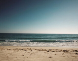 Obraz premium Una vista panoramica di una spiaggia caraibica con sabbia dorata, onde leggere e una fila di palme maestose. 