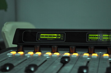 audio mixing console