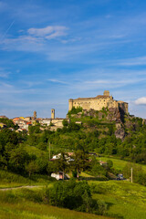 Fototapeta premium Bardi castle (Castello di Bardi) with town, province of Parma, Emilia Romagna