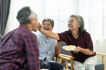 Obraz premium Happy Senior friends group meet and spend leisure time with happy in living room