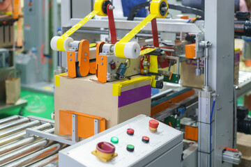 Packaging machine, specifically designed for sealing boxes.