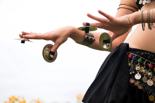 belly dancer using finger cymbals zills