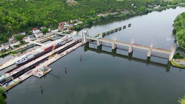 Barrage hydraulique avec &eacute;cluse sur le fleuve la Seine en r&eacute;gion parisienne
