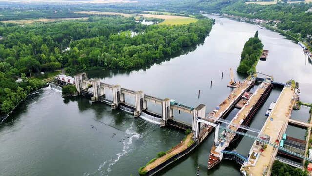 Barrage hydraulique avec &eacute;cluse sur le fleuve la Seine en r&eacute;gion parisienne