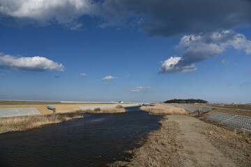 護岸工事をしている河川　河川敷　空　雲