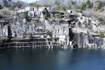 崖と湖　自然　風景　地層　日本