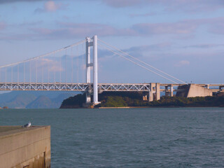 島に接続する瀬戸大橋。
瀬戸内海の風景。
日本のつり橋。