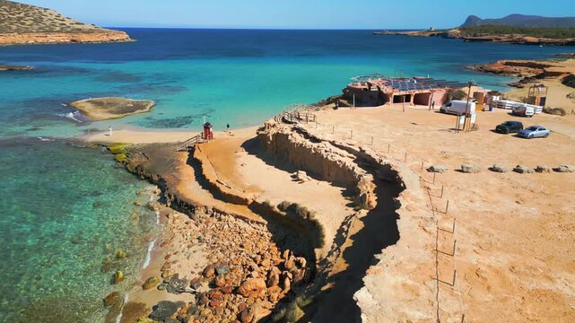 Vistas a&eacute;reas de cala Compte, Ibiza sin gente