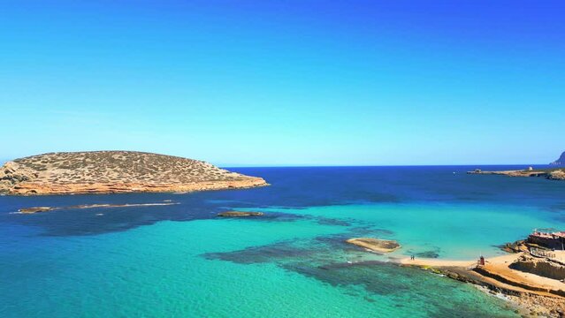 Vistas a&eacute;reas de cala Compte, Ibiza sin gente