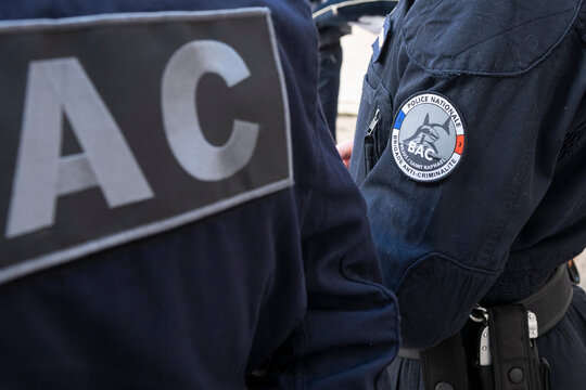 le logo et l'insigne de la Brigade Anti Criminalit&eacute; - BAC- sur la veste d'un policier
