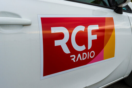 le logo de la radio RCF sur la porte d'un v&eacute;hicule