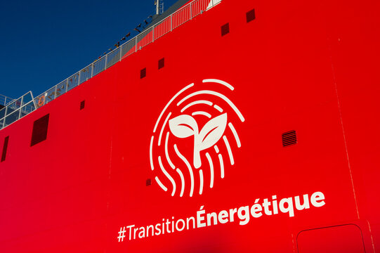 le logo de la transition energetique sur un ferry de la compagnie Corsica Linea
