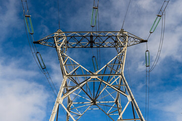 des pylones metalliques  electriques de haute tension de edf et enedis qui transporte l'energie