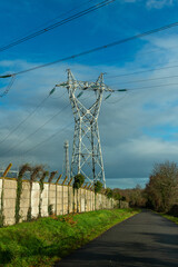 des pylones metalliques  electriques de haute tension de edf et enedis qui transporte l'energie
