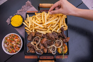 Refeição de Picanha na Chapa com Fritas, Vinagrete e Farofa