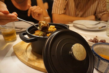 Día en un restaurante cocinando y probando platos