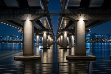 Obraz premium under the bridge, concrete, long exposure, lighting, night