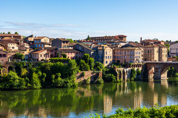 Quartier de la Madeleine avec son église, sur la rive droite du Tarn, depuis le Palais de la Berbie à Albi