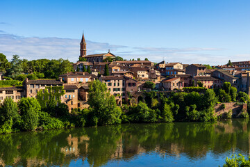 Fototapeta premium Quartier de la Madeleine avec son église, sur la rive droite du Tarn, depuis le Palais de la Berbie à Albi