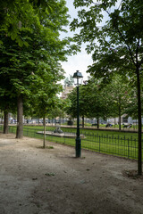 vue des jardins  des Champs Elysées un jour de printemps avec un ciel nuageux à Paris en France