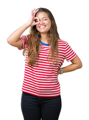Obraz premium Young beautiful brunette woman wearing stripes t-shirt over isolated background doing ok gesture with hand smiling, eye looking through fingers with happy face.