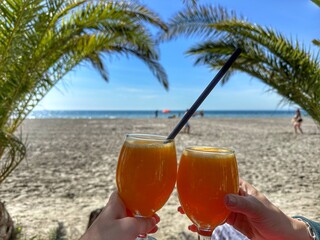 zumo de naranja en la playa