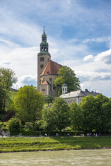 Kirche Maria Himmelfahrt am Mönchsberg in Salzburg Mülln vom Müllnersteg gesehen