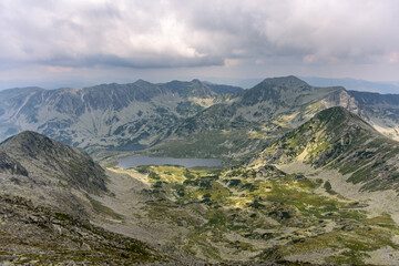 Obraz premium Bucura lake nestled among the rolling hills in Retezat National Park, Romania