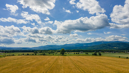 widok na góry , niebo , pola uprawne 