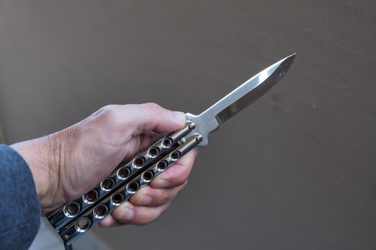 Butterfly Messer in Hand Faust von Mann