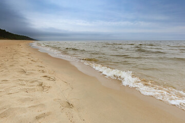 Linia brzegowa nad morzem, krajobraz morski, tapeta, wakacje i wypoczynek w burzowy dzień, pochmurne niebo i chmury, Morze Bałtyckie i piaszczysta plaża © anettastar