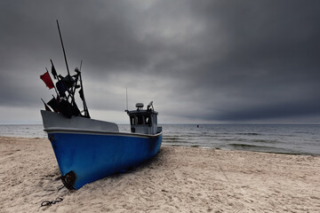 Kuter rybacki nad Morzem Bałtyckim na piaszczystej plaży, krajobraz morski, tapeta, burzowe niebo...