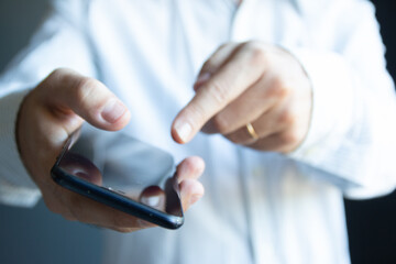Hombre usando teléfono móvil