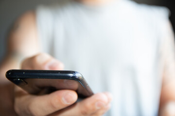 Persona utilizando teléfono celular