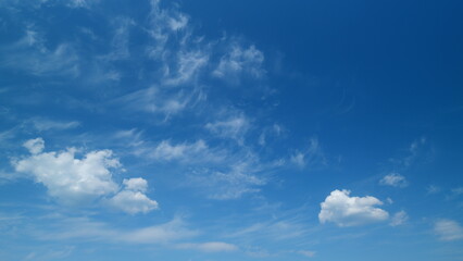 Obraz premium Clearing day and good windy weather. Sparse translucent white cirrus clouds in blue sky on a sunny day. Timelapse.