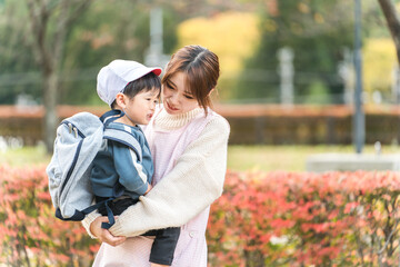 保育園・幼稚園のイベントで秋の遠足で泣く子供
