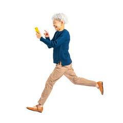 スマホを見ながらジャンプするシニア女性　手作業で精密に切り抜いた背景透過全身写真PNG