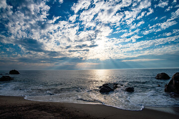 笹川流れから見えた粟島と空