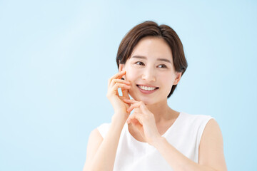 スキンケア・女性・ブルーバック